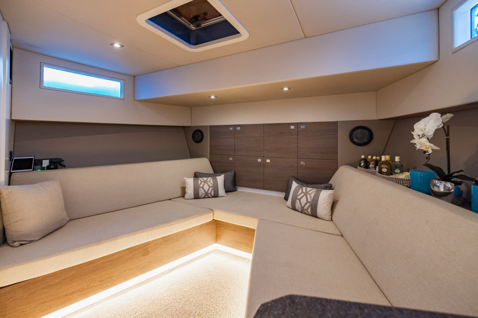 2019 Vanquish Yachts VQ58