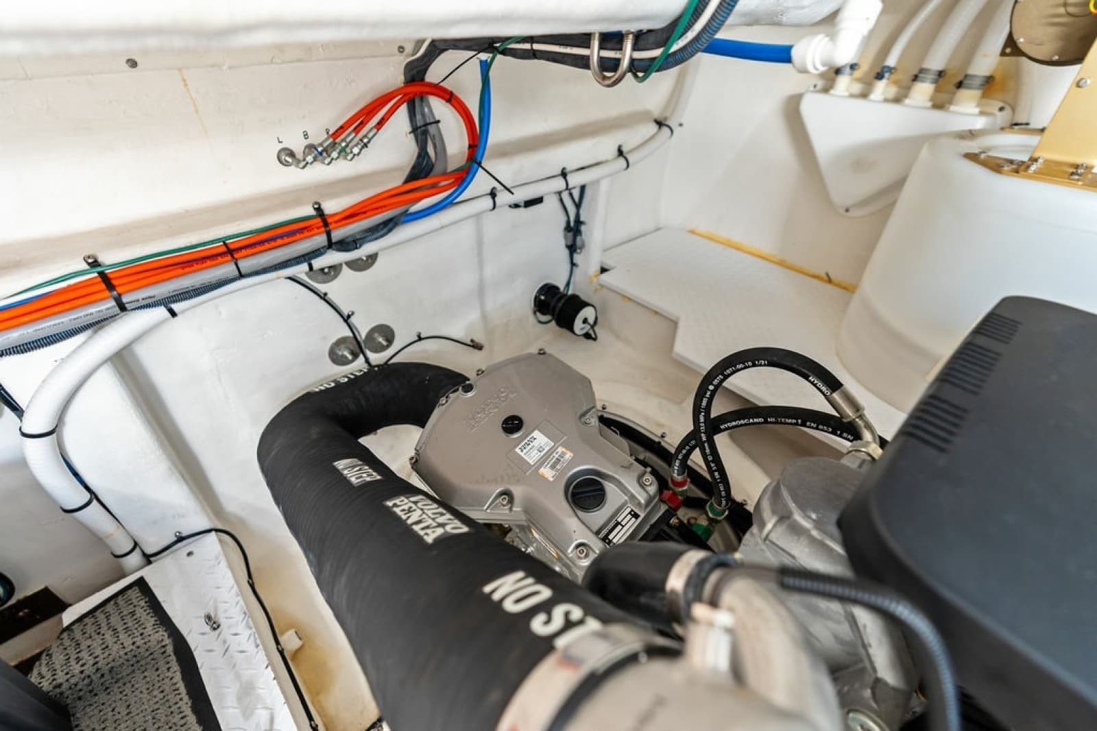 2022 Cruisers Yachts 46 CANTIUS