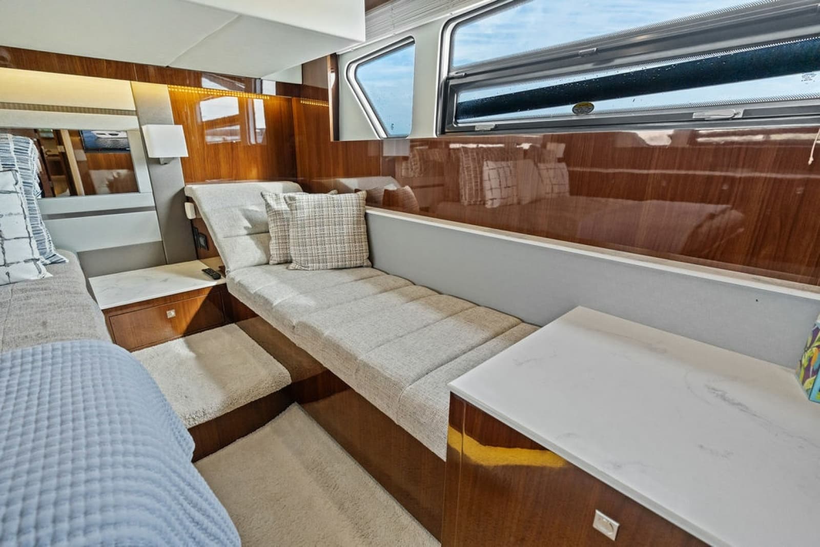 2022 Cruisers Yachts 46 CANTIUS