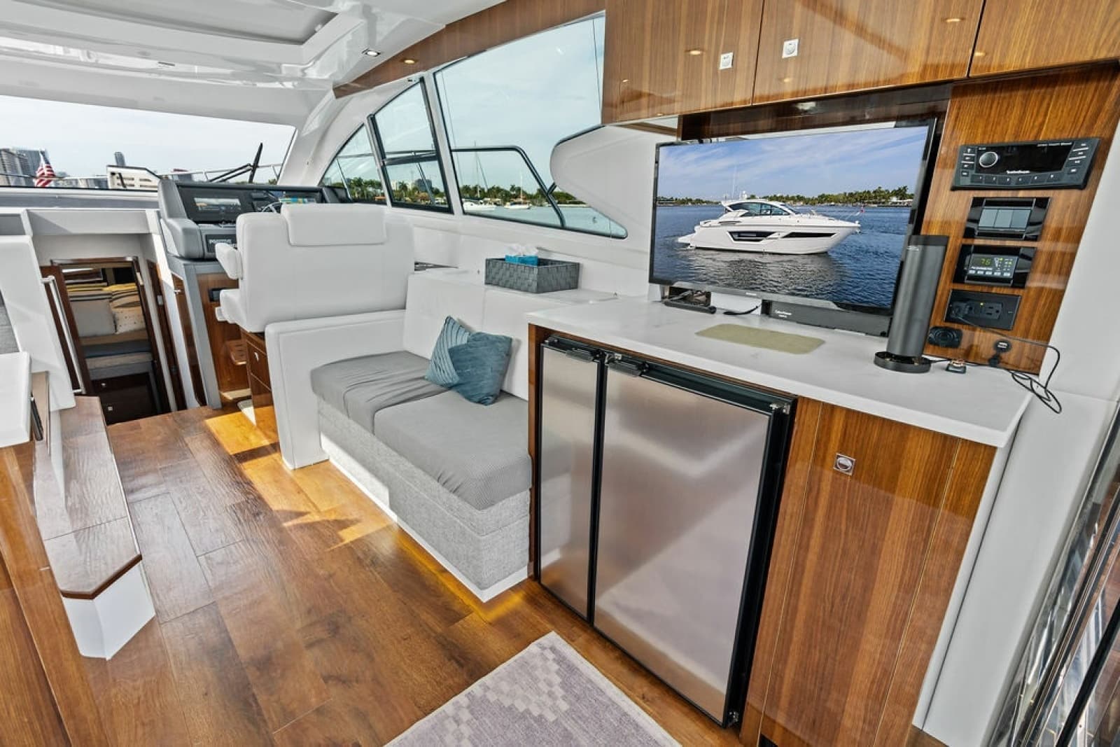 2022 Cruisers Yachts 46 CANTIUS