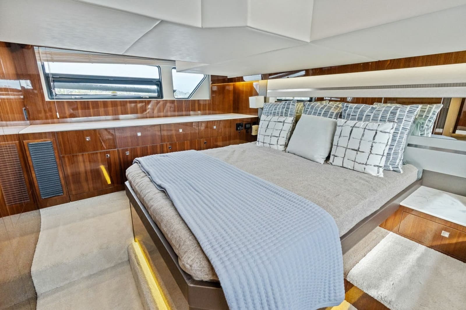 2022 Cruisers Yachts 46 CANTIUS