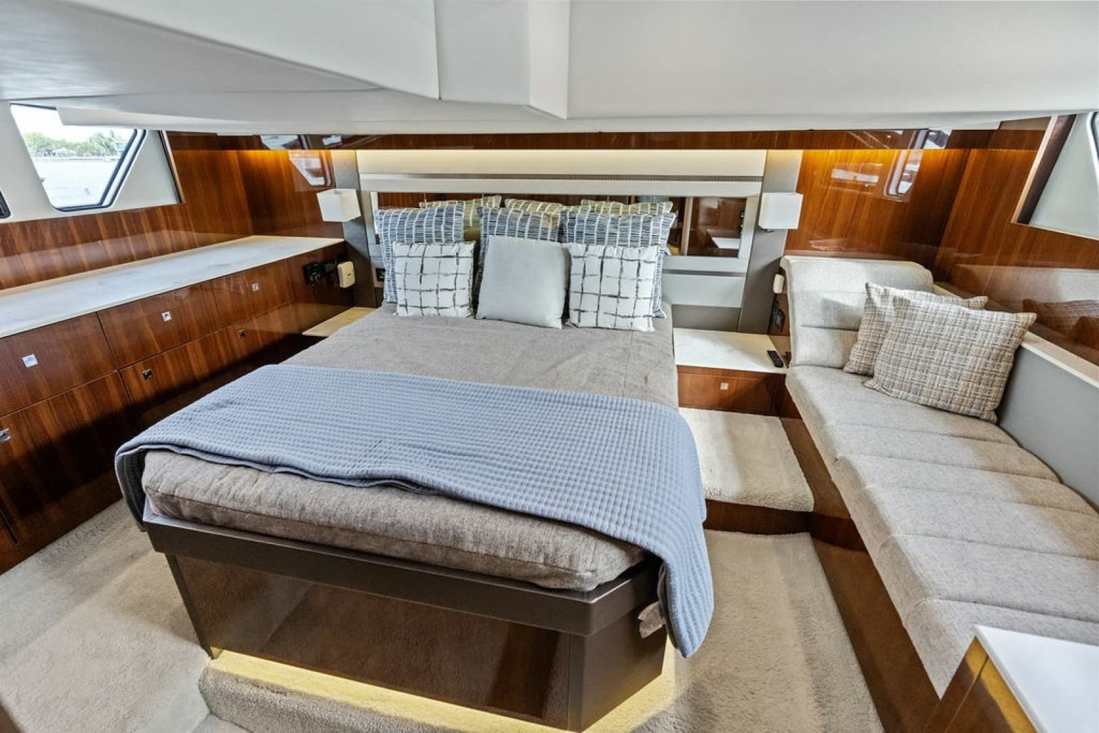 2022 Cruisers Yachts 46 CANTIUS