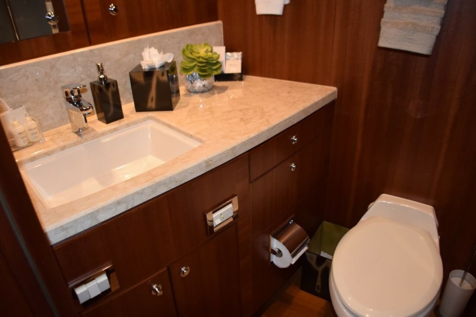 Twin Stateroom Head