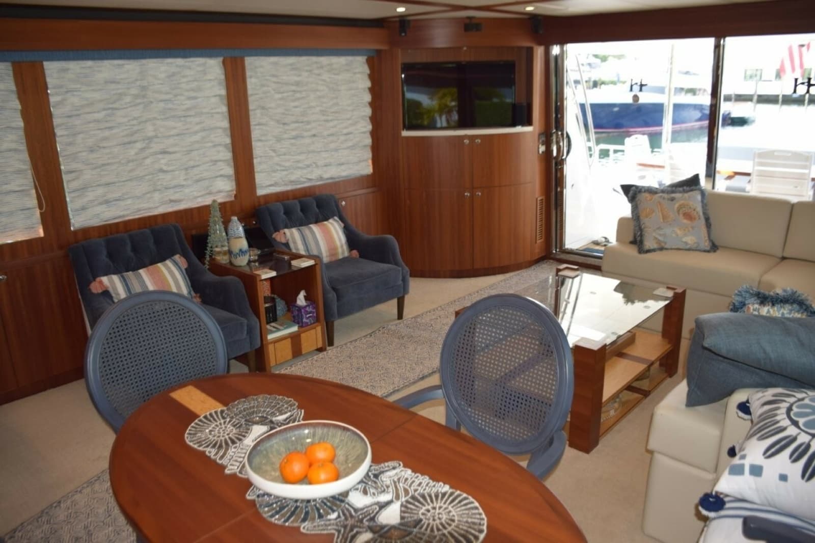 Salon to portside