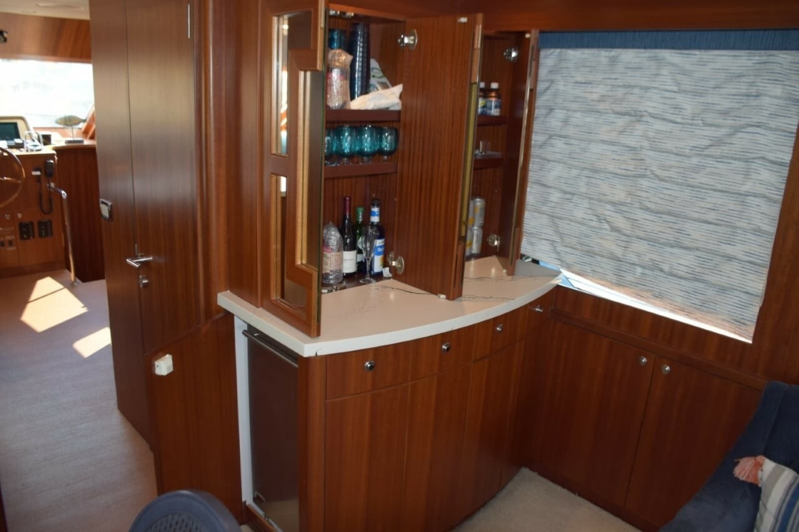 Salon Bar cabinet and dayhead door