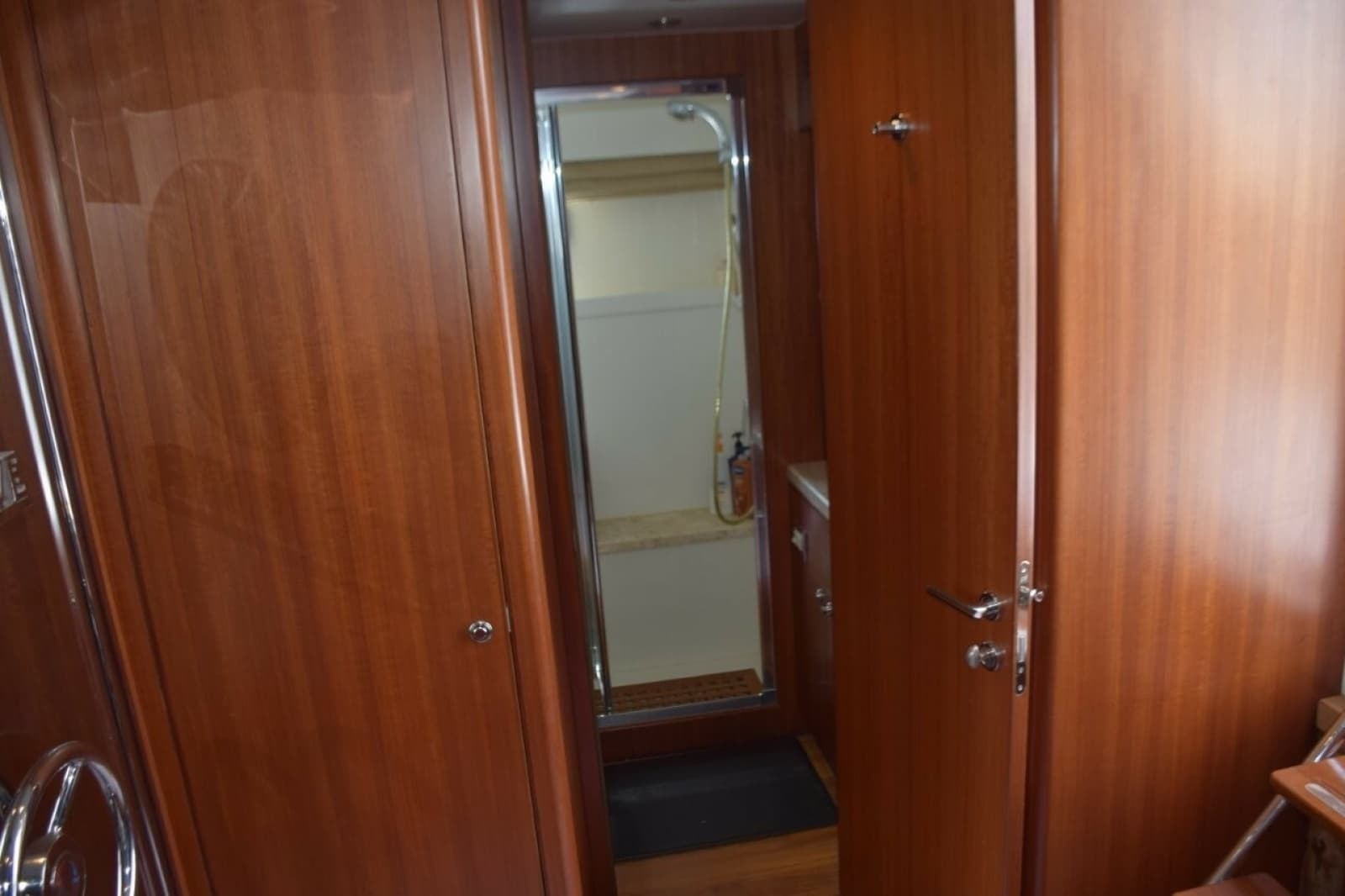 Aft stateroom head entry