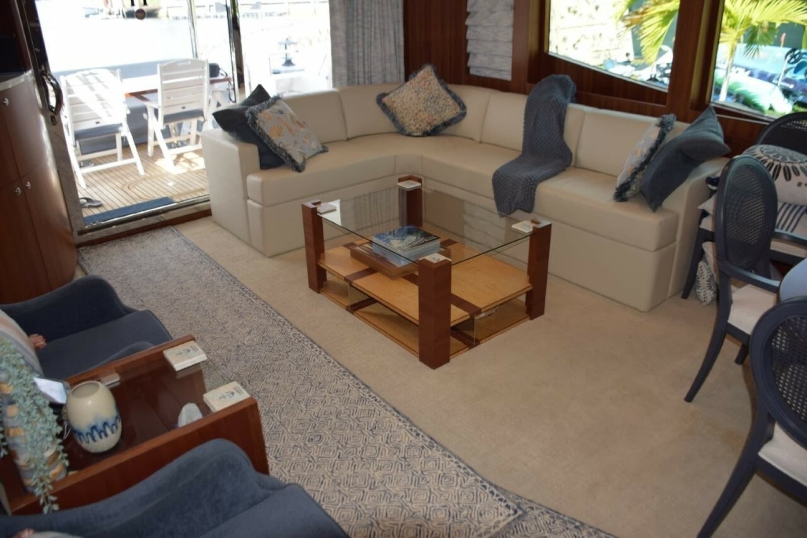 Salon to starboard side