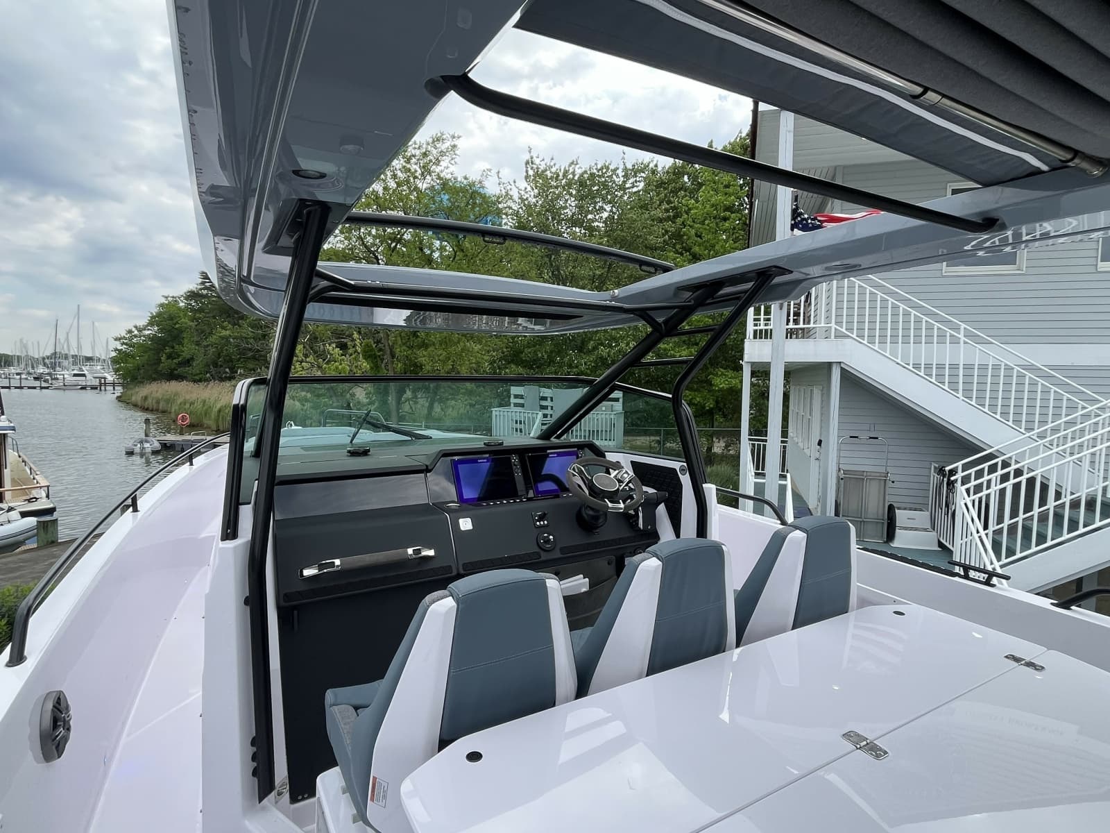2025 Axopar 37 Sun Top