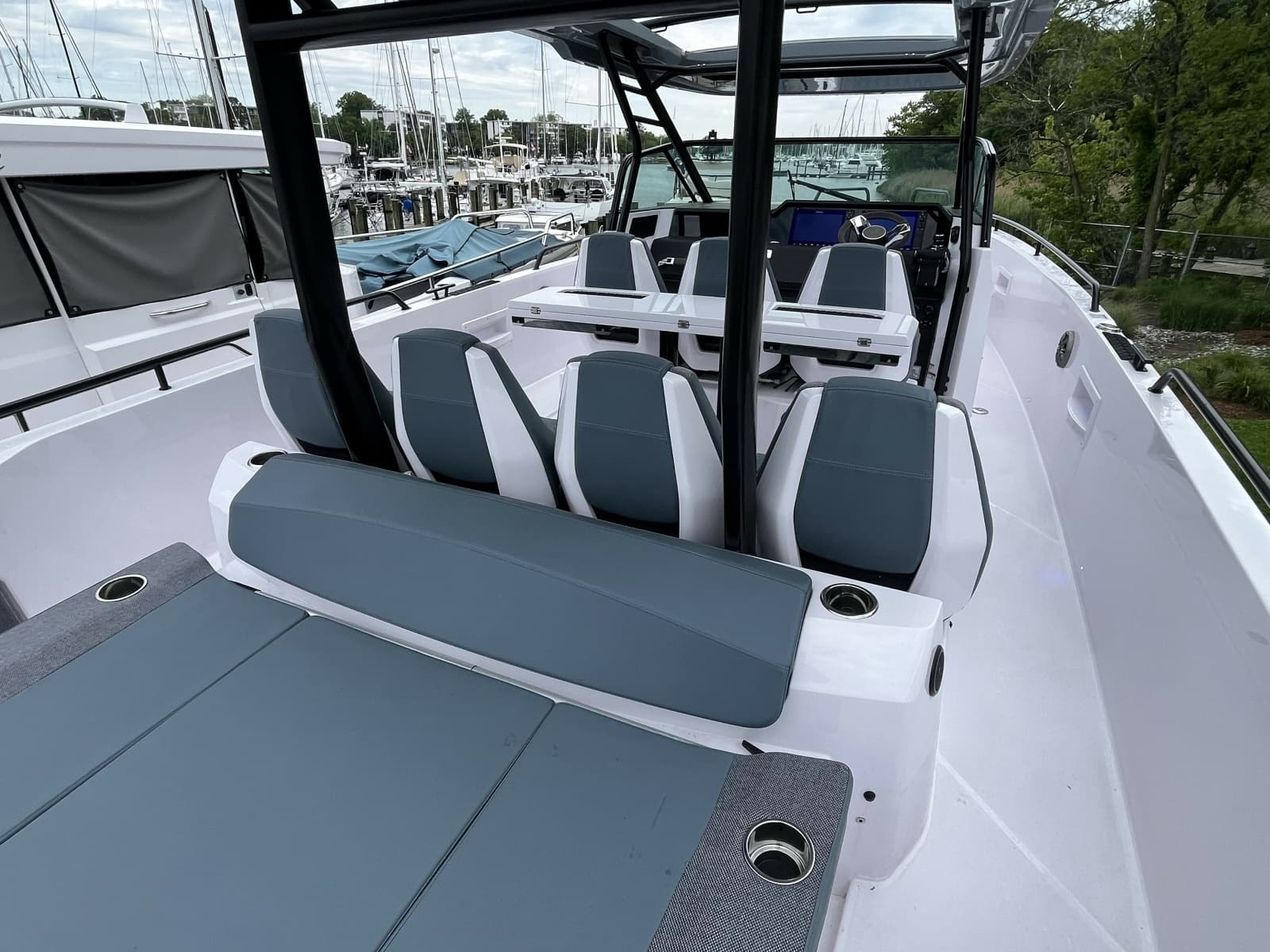 2025 Axopar 37 Sun Top