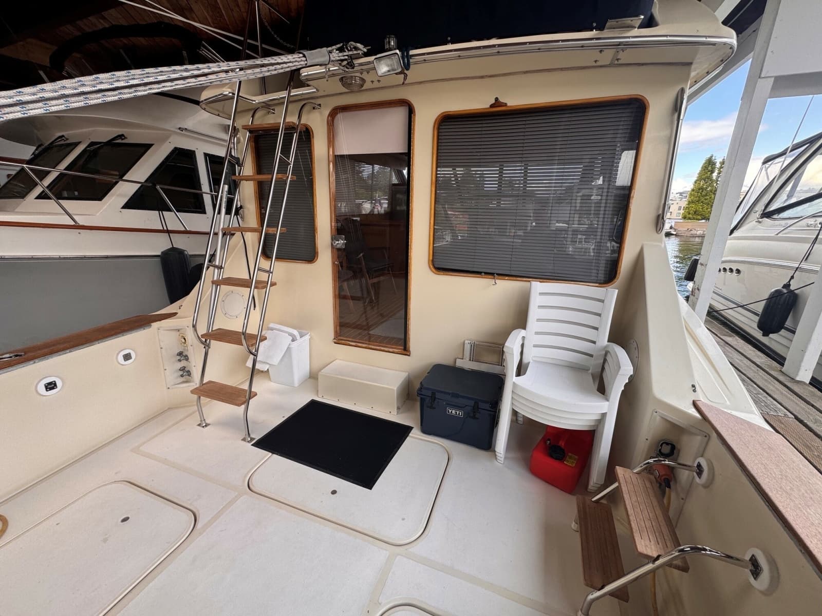 1987 Chris-Craft 392 Commander