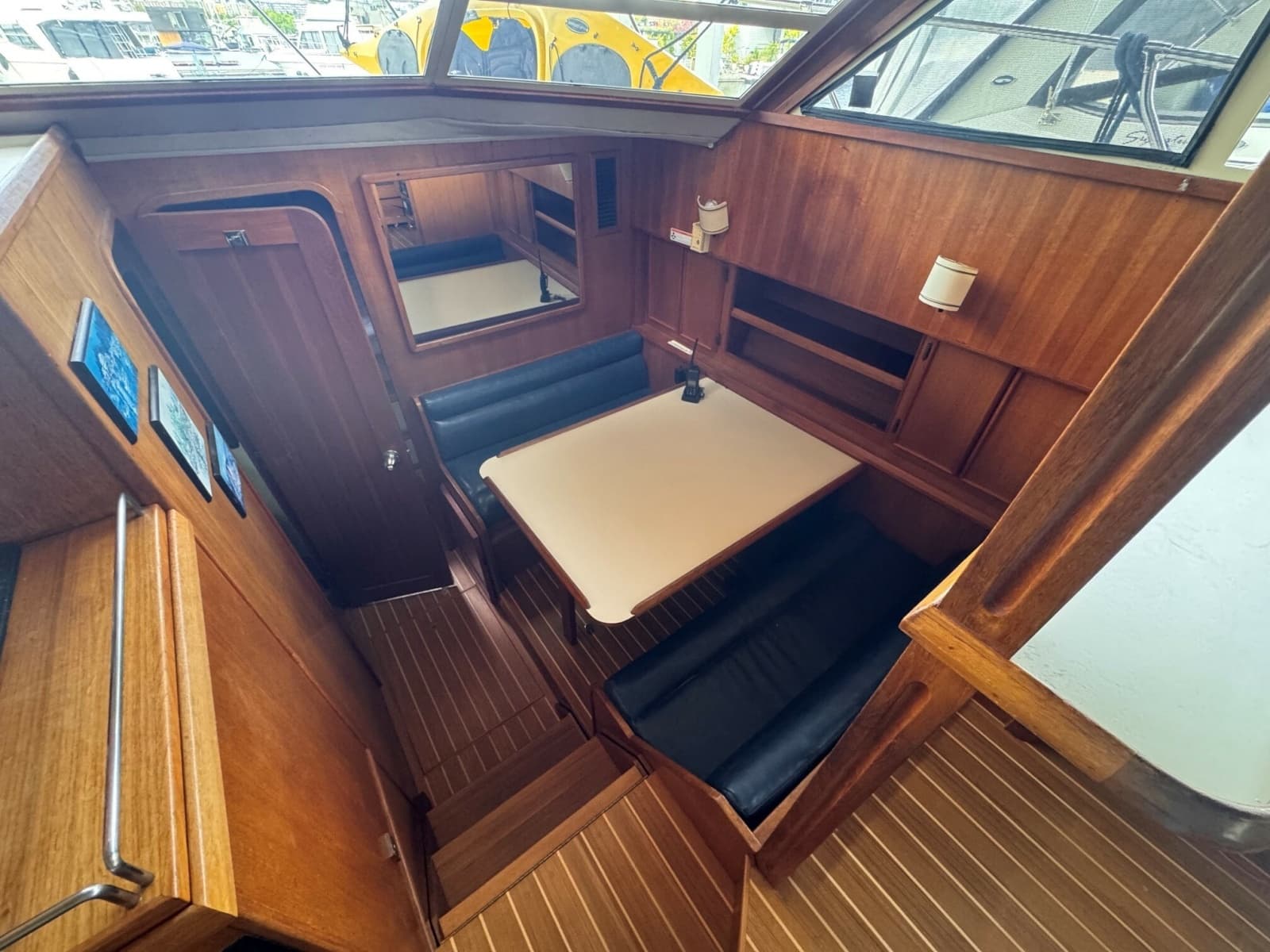 1987 Chris-Craft 392 Commander