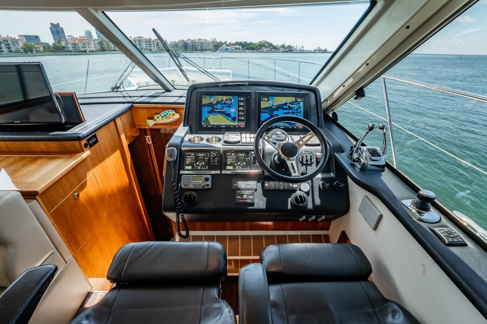 2016 Riviera 5000 Sport Yacht