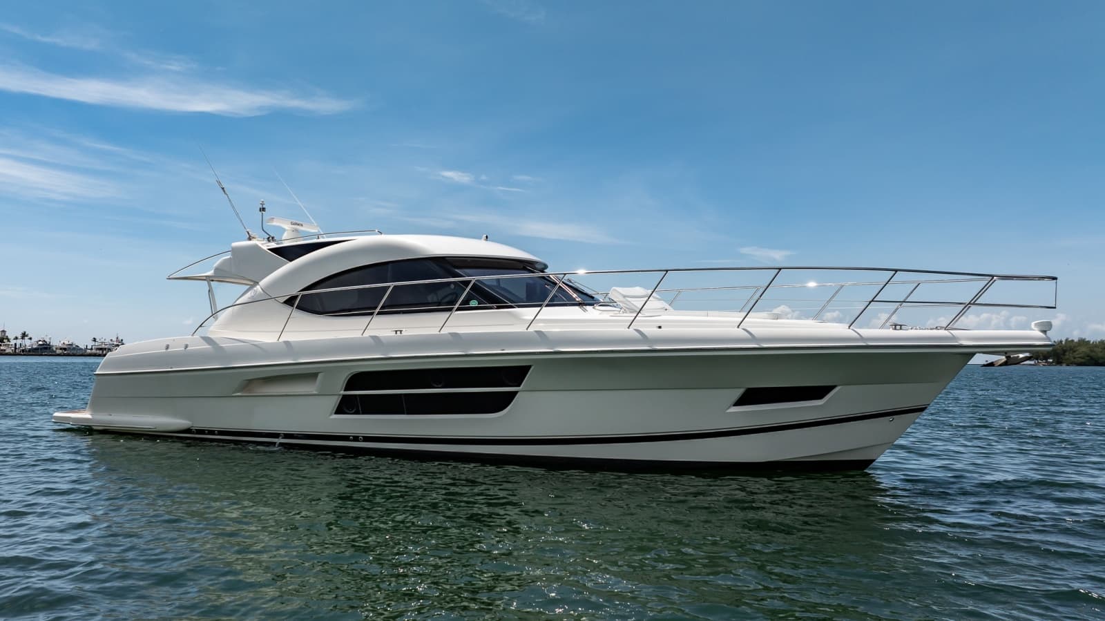 2016 Riviera 5000 Sport Yacht
