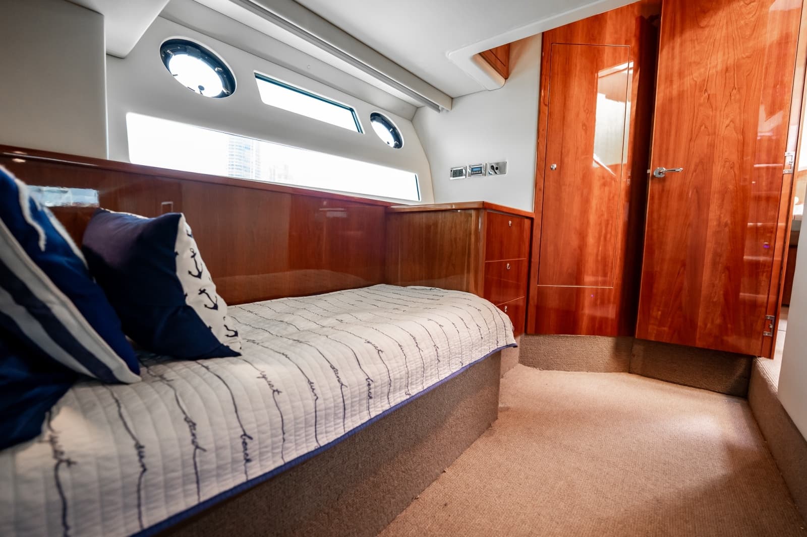 2016 Riviera 5000 Sport Yacht