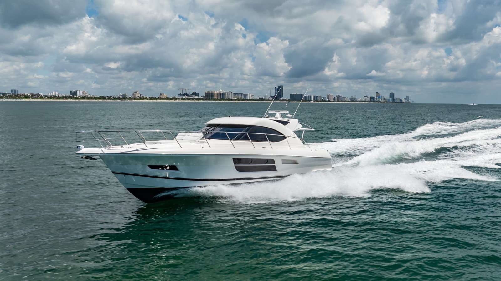 2016 Riviera 5000 Sport Yacht
