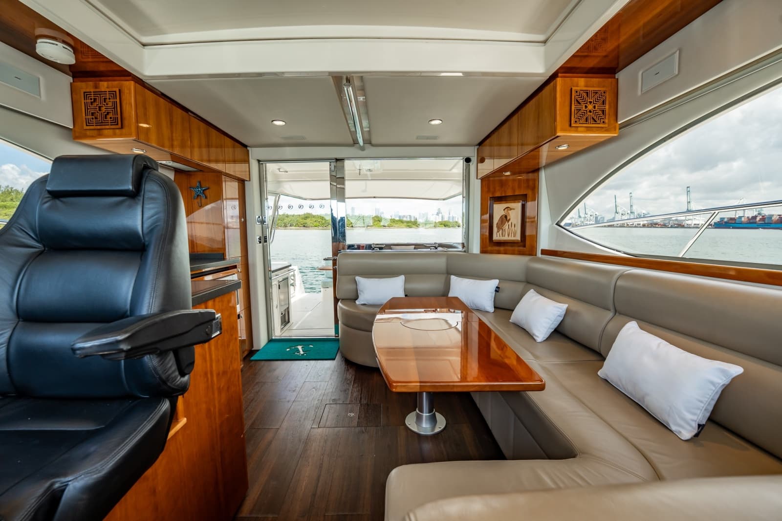 2016 Riviera 5000 Sport Yacht