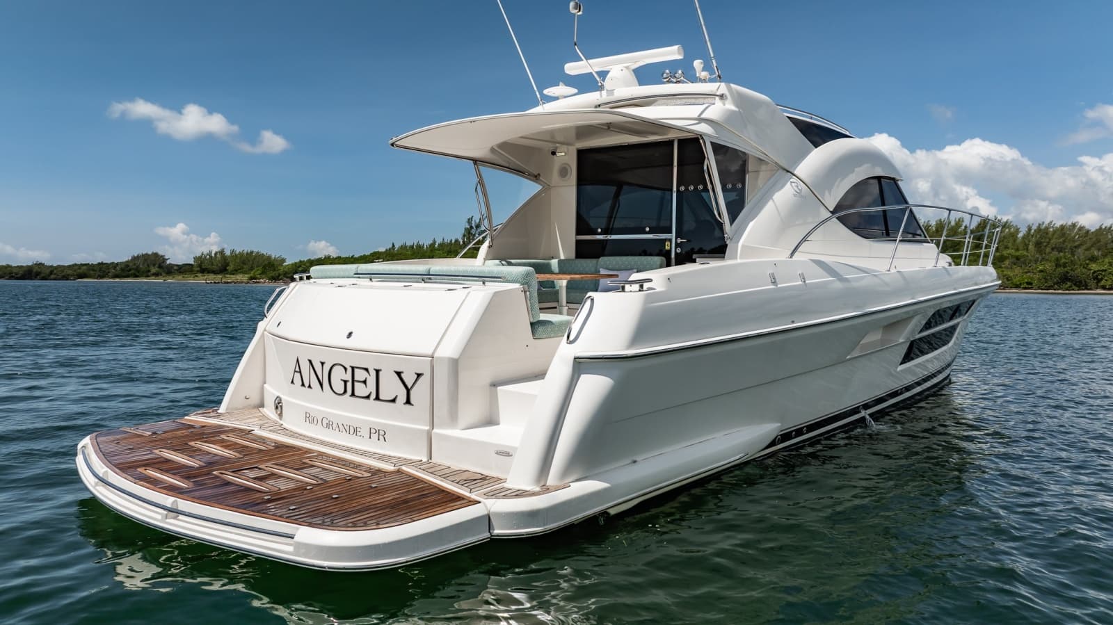 2016 Riviera 5000 Sport Yacht
