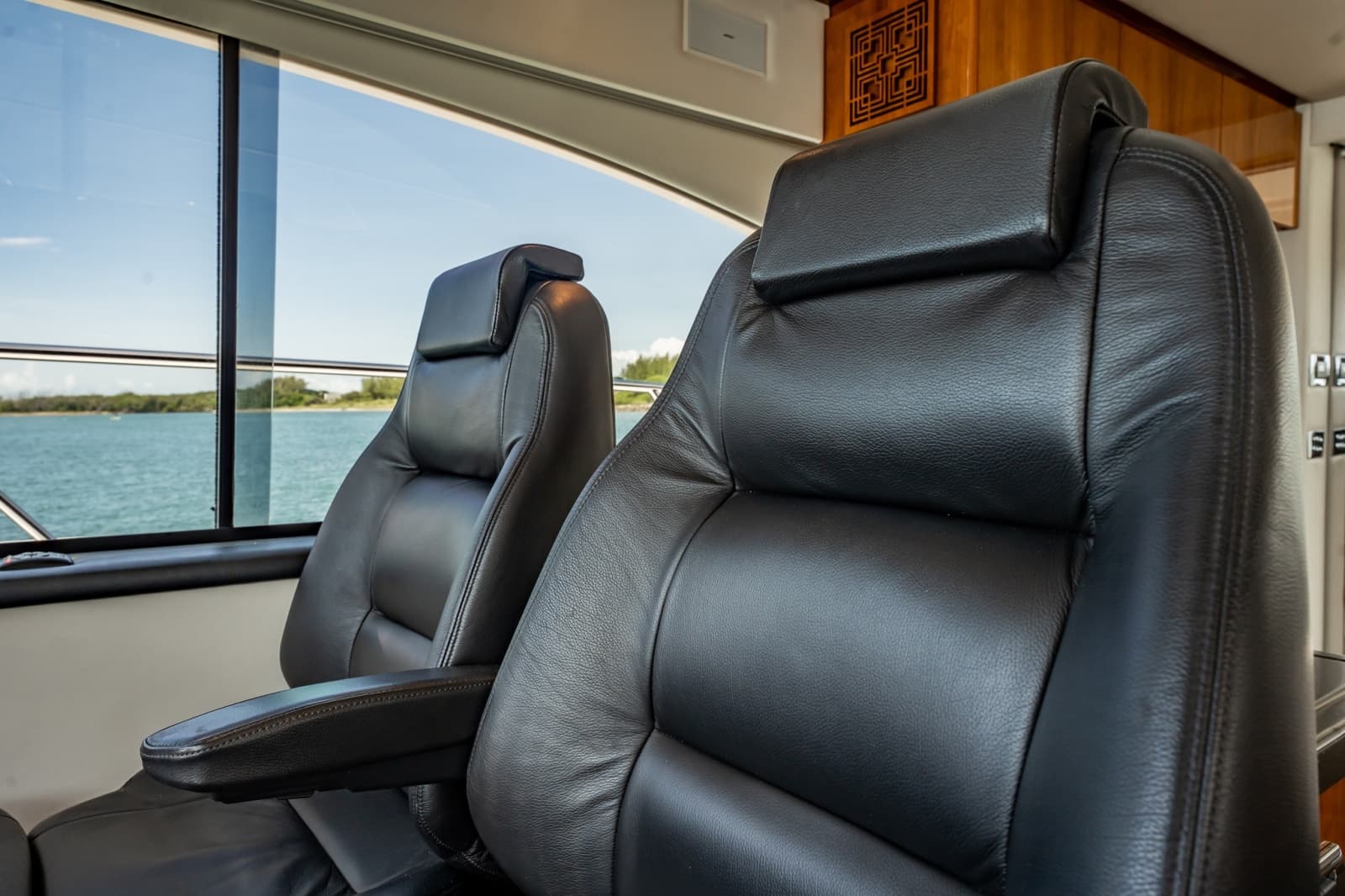 2016 Riviera 5000 Sport Yacht