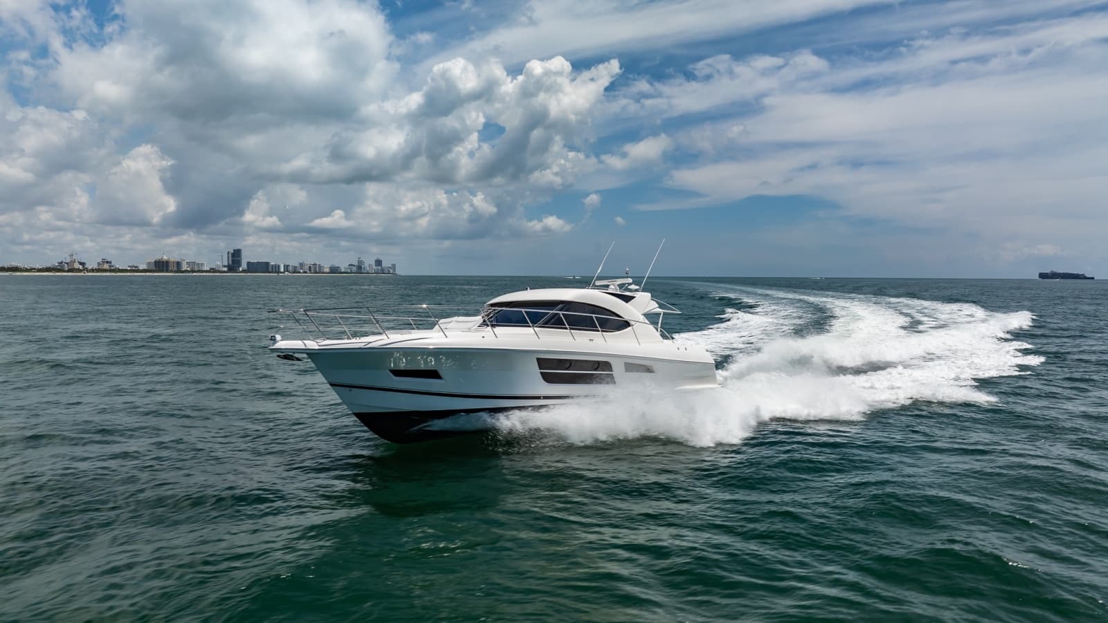 2016 Riviera 5000 Sport Yacht