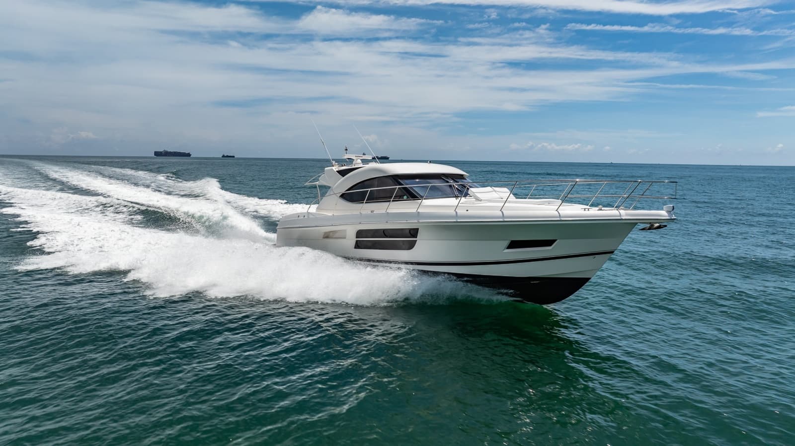 2016 Riviera 5000 Sport Yacht