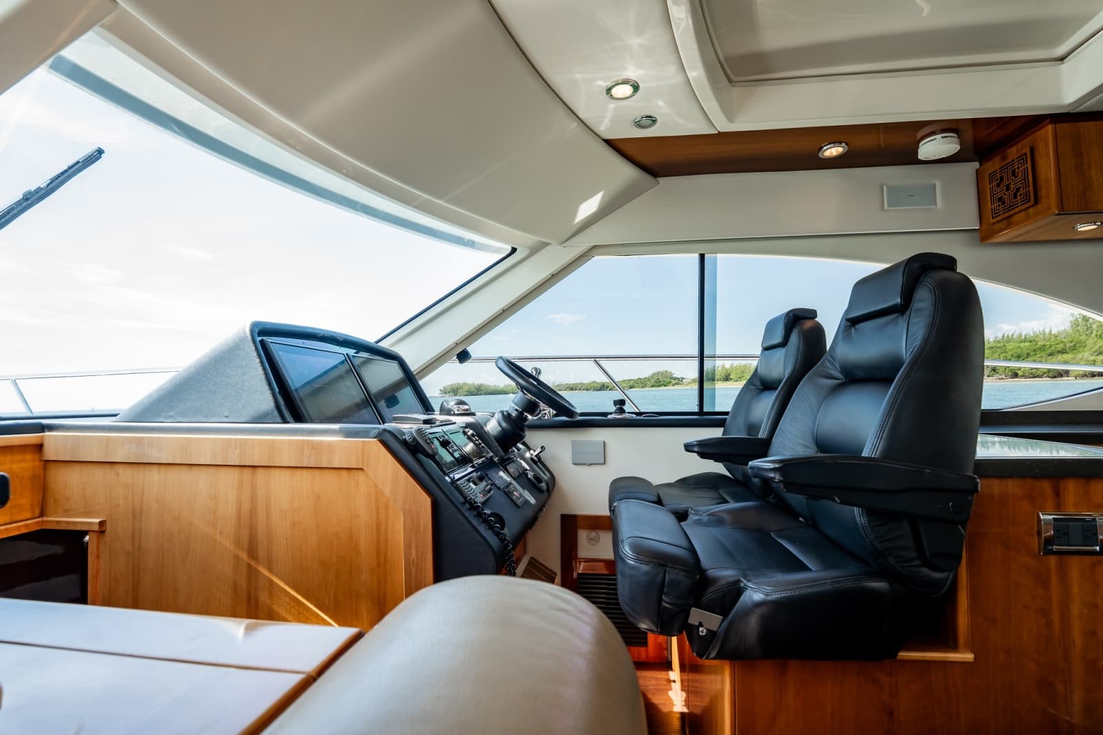 2016 Riviera 5000 Sport Yacht