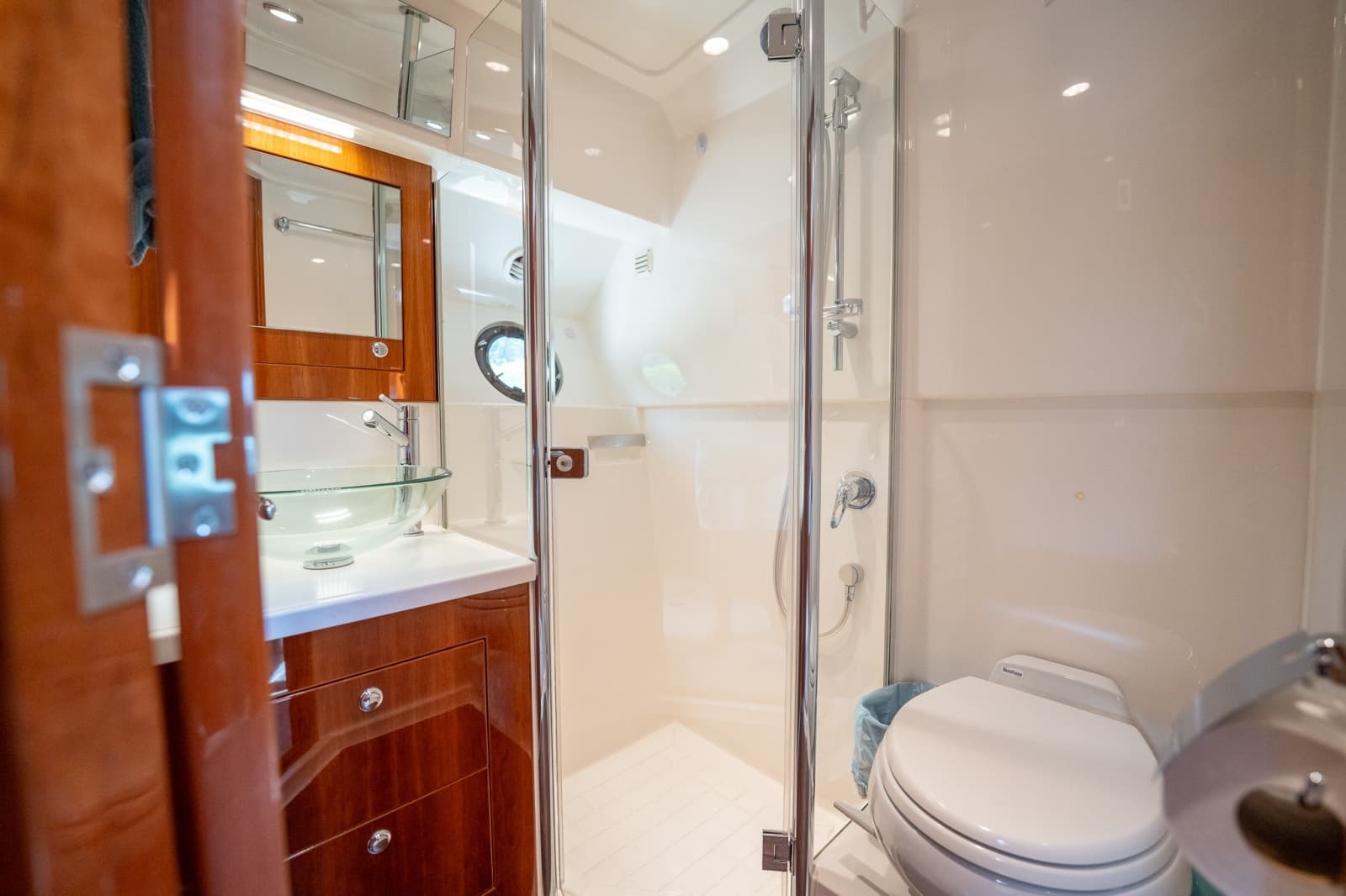 2016 Riviera 5000 Sport Yacht