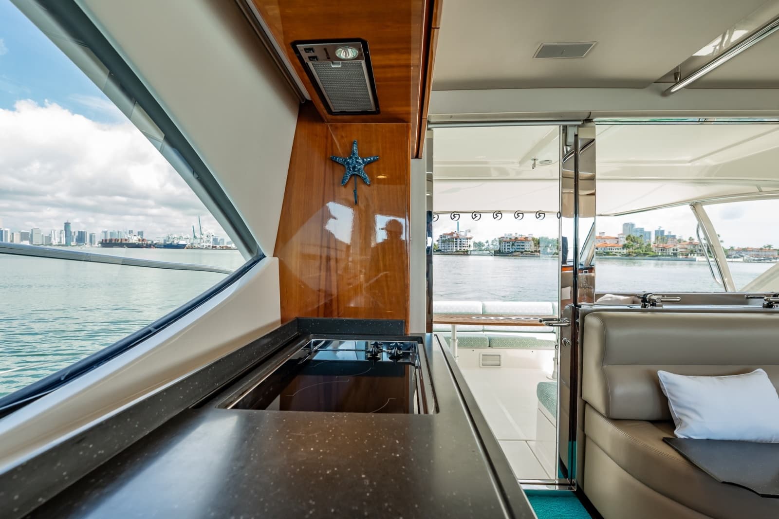 2016 Riviera 5000 Sport Yacht