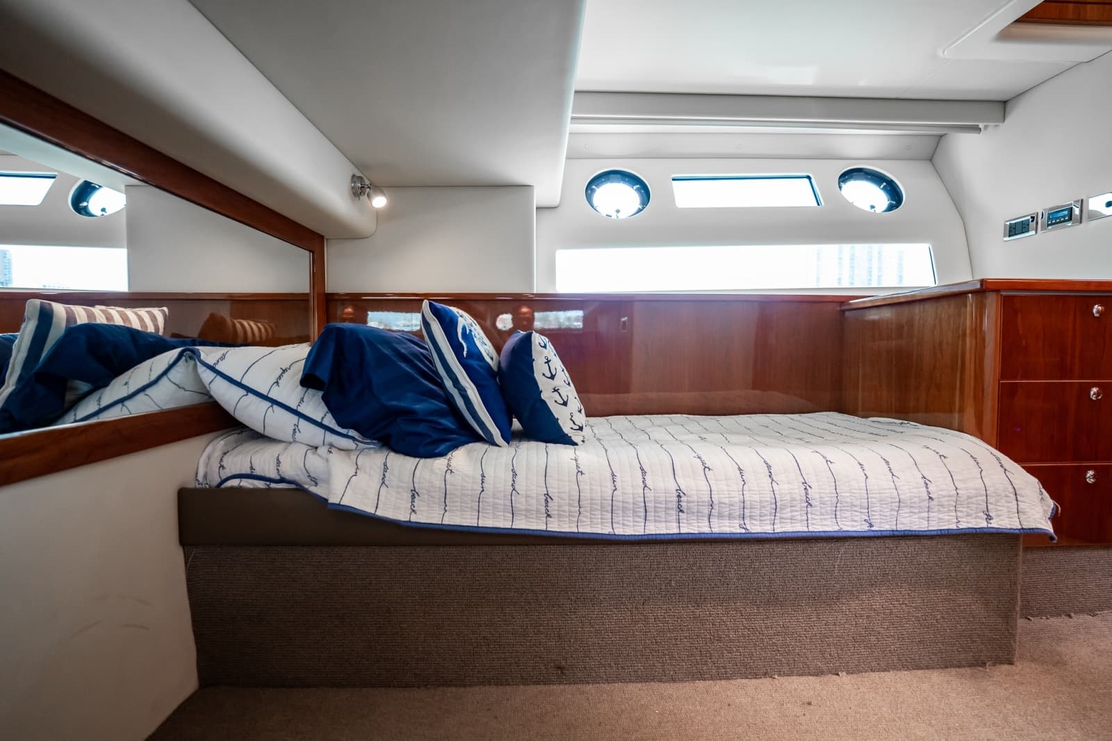 2016 Riviera 5000 Sport Yacht