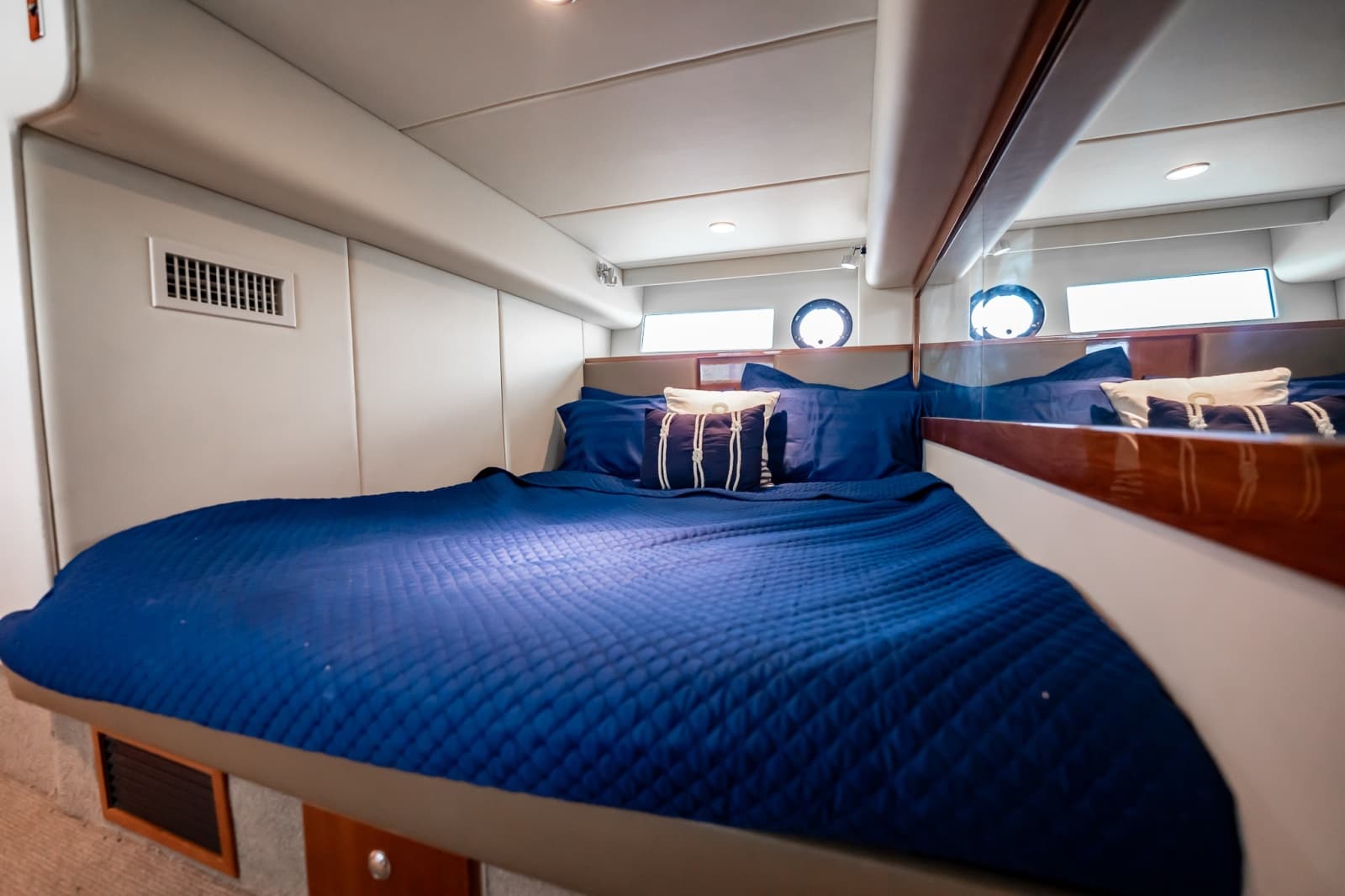 2016 Riviera 5000 Sport Yacht