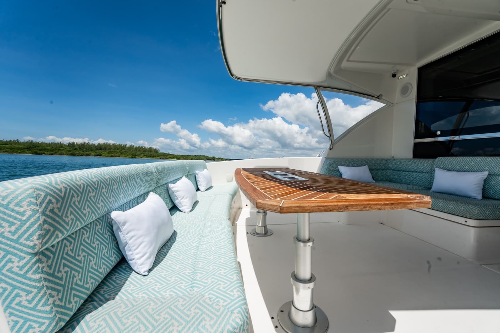 2016 Riviera 5000 Sport Yacht