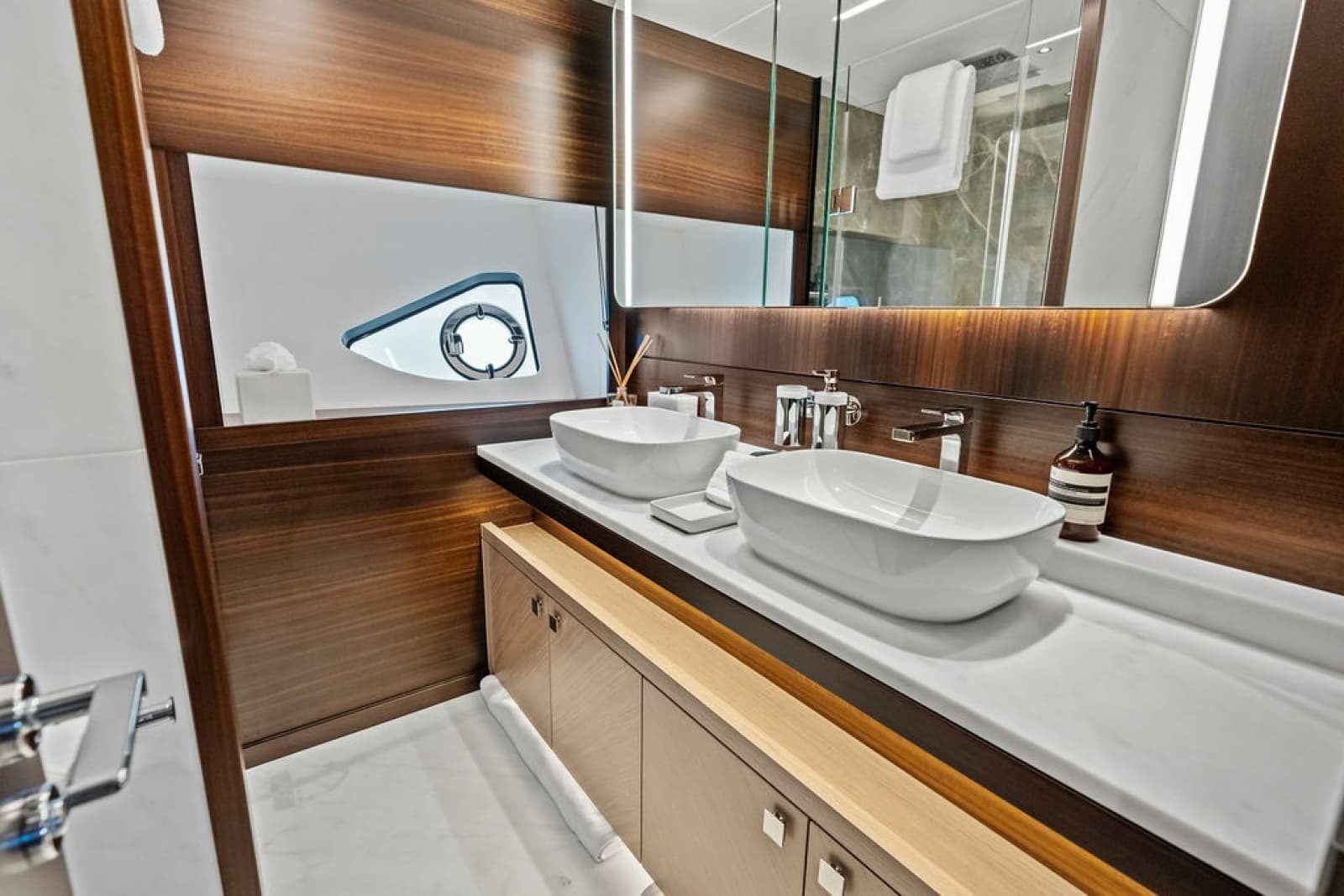 2026 Sunseeker 88 Yacht