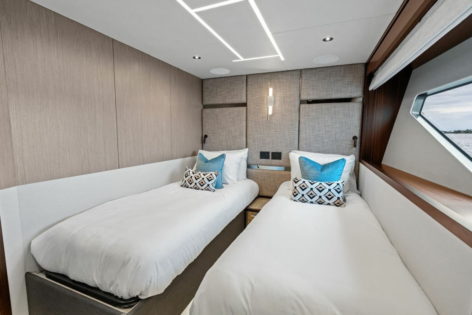 2026 Sunseeker 88 Yacht