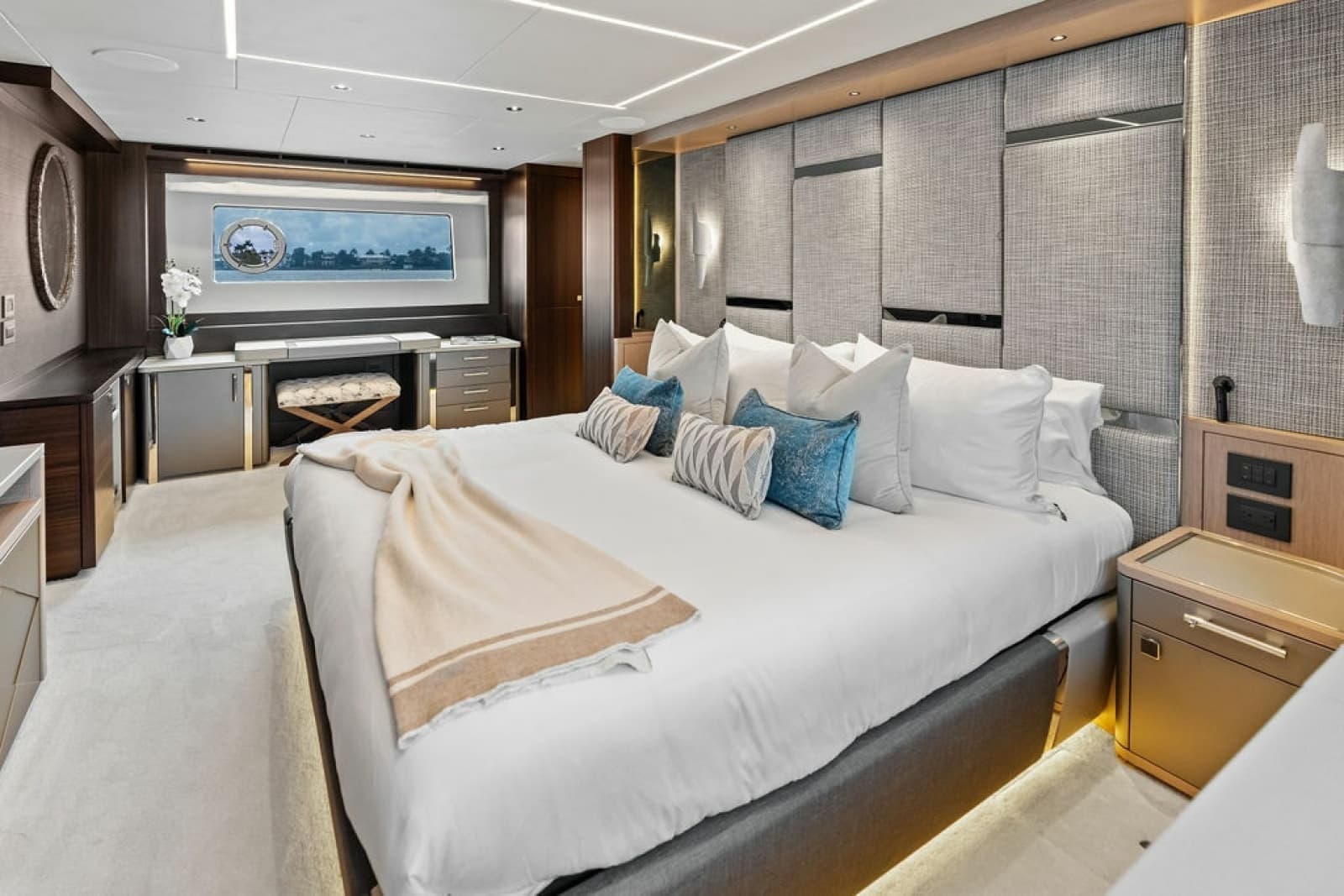 2026 Sunseeker 88 Yacht