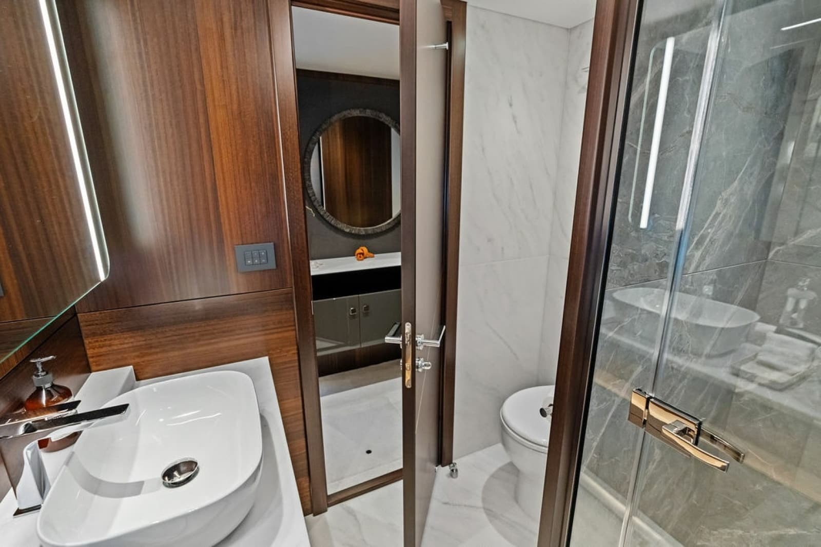 2026 Sunseeker 88 Yacht