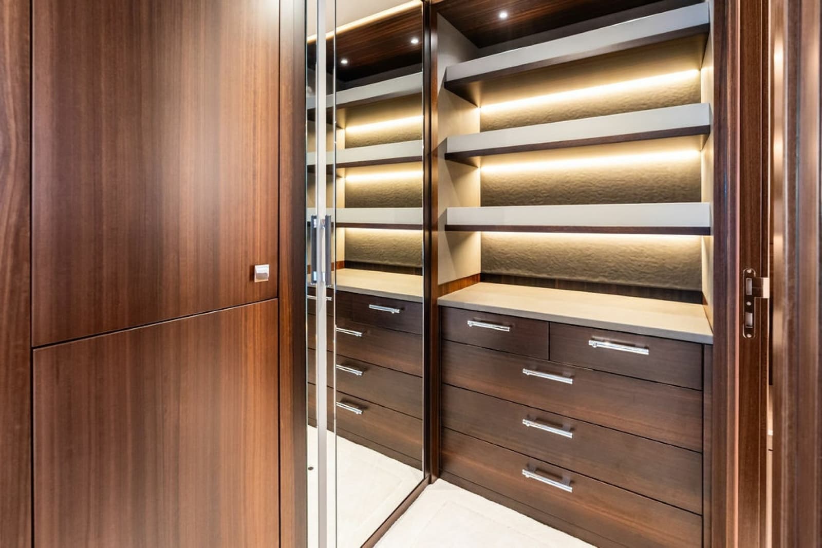 2026 Sunseeker 88 Yacht