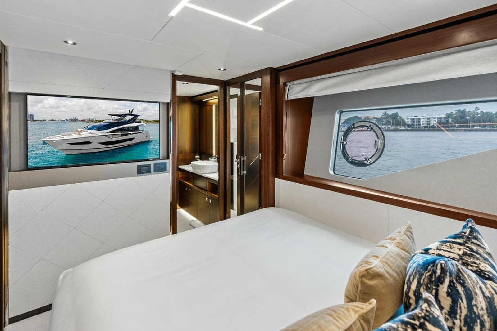 2026 Sunseeker 88 Yacht