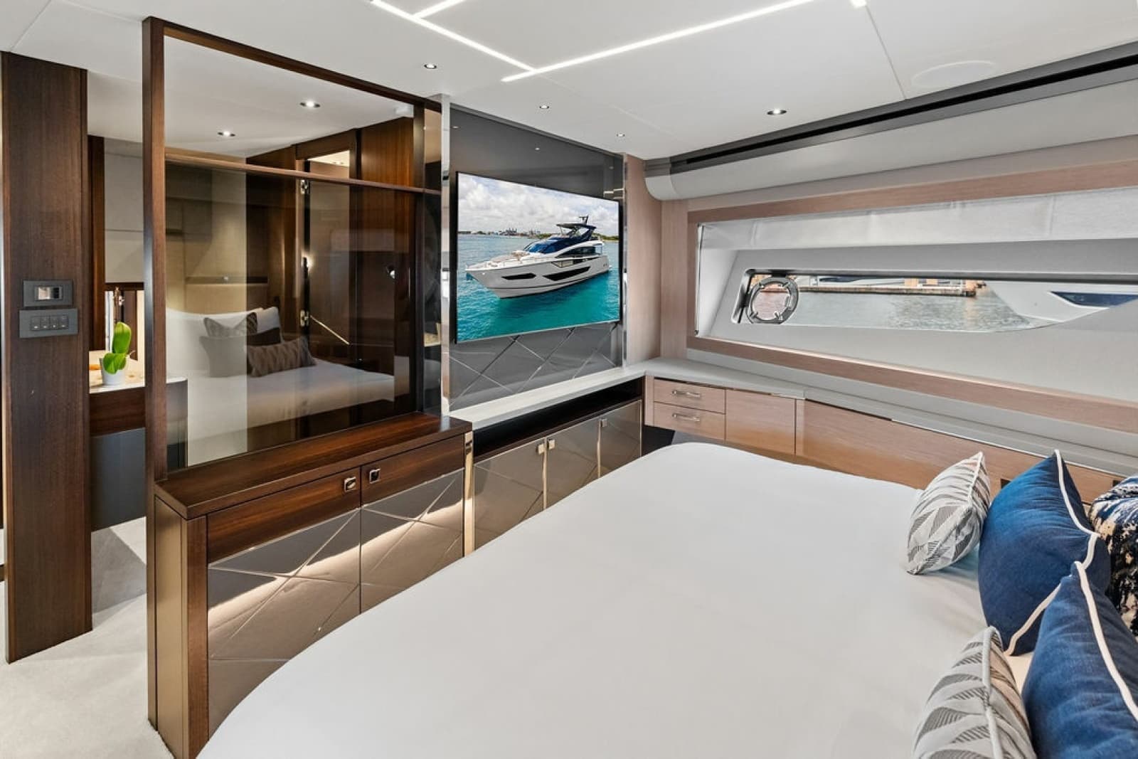 2026 Sunseeker 88 Yacht