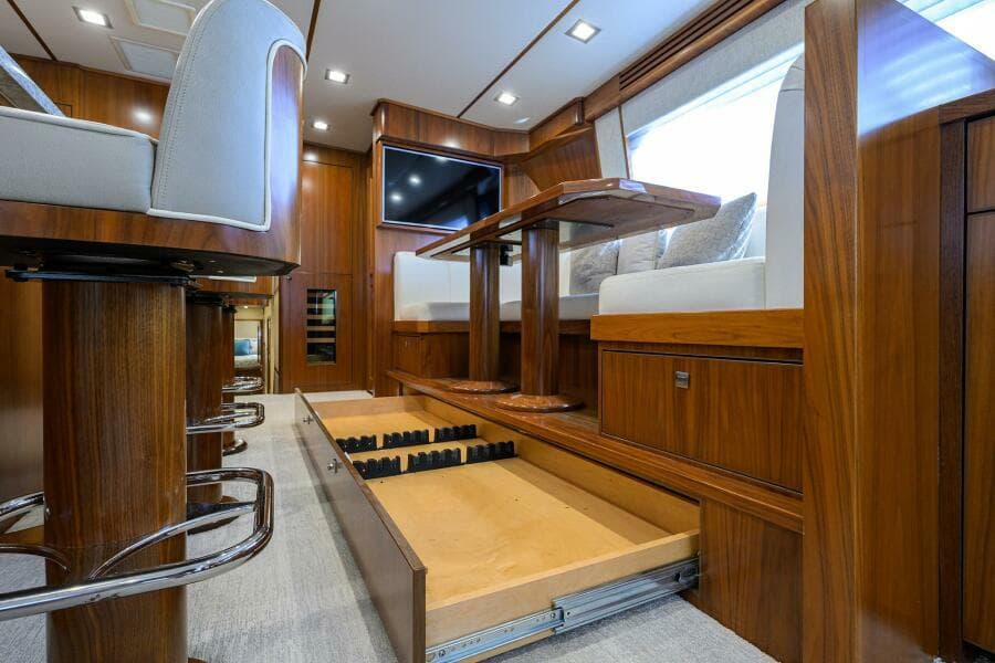 Viking 80 - LAMPLIGHTER - Dinette Storage