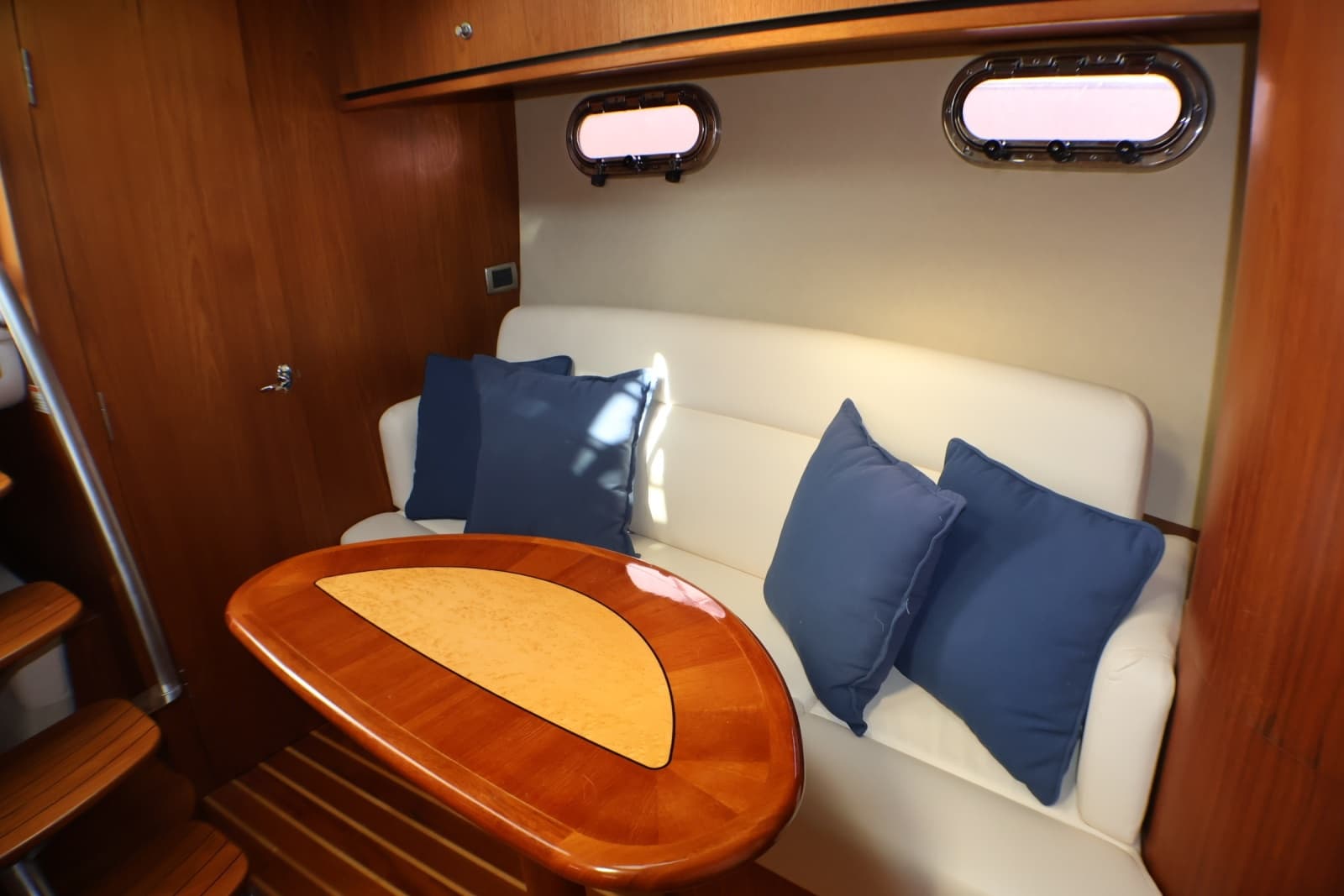 2009 Tiara Yachts 3500 Sovran