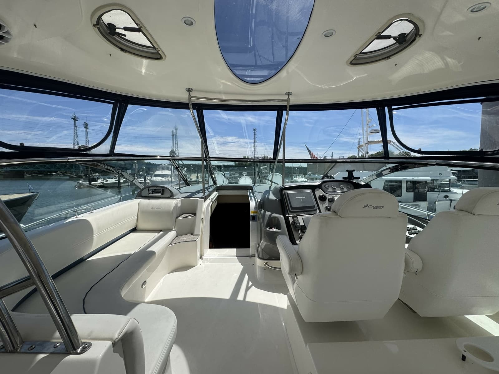2006 Cruisers Yachts 520 Express