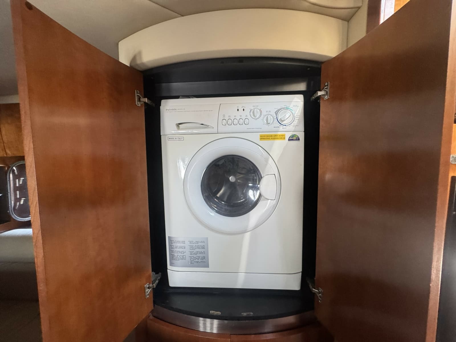 2006 Cruisers Yachts 520 Express