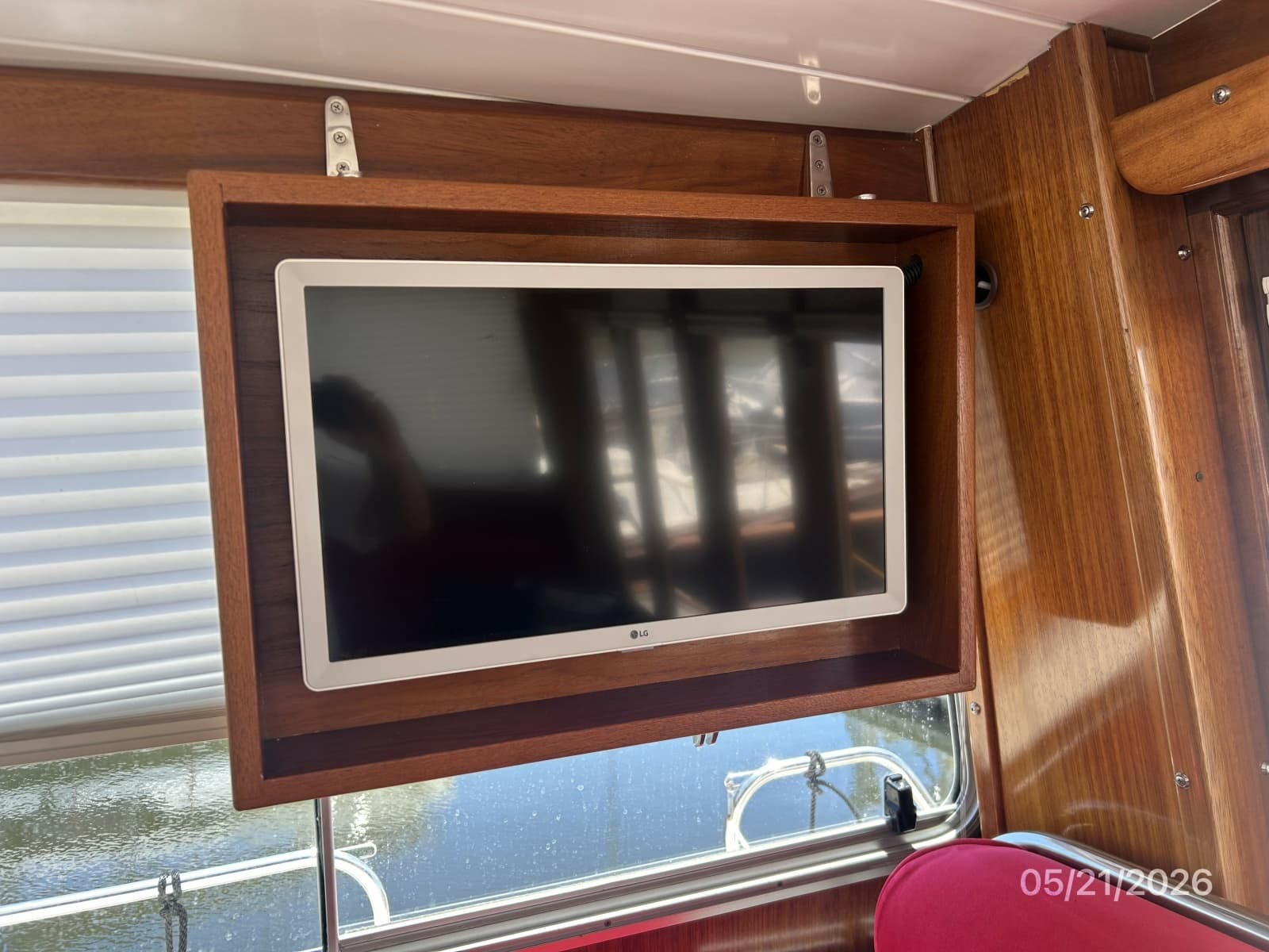 43' Menorquin pilothouse fold-down TV
