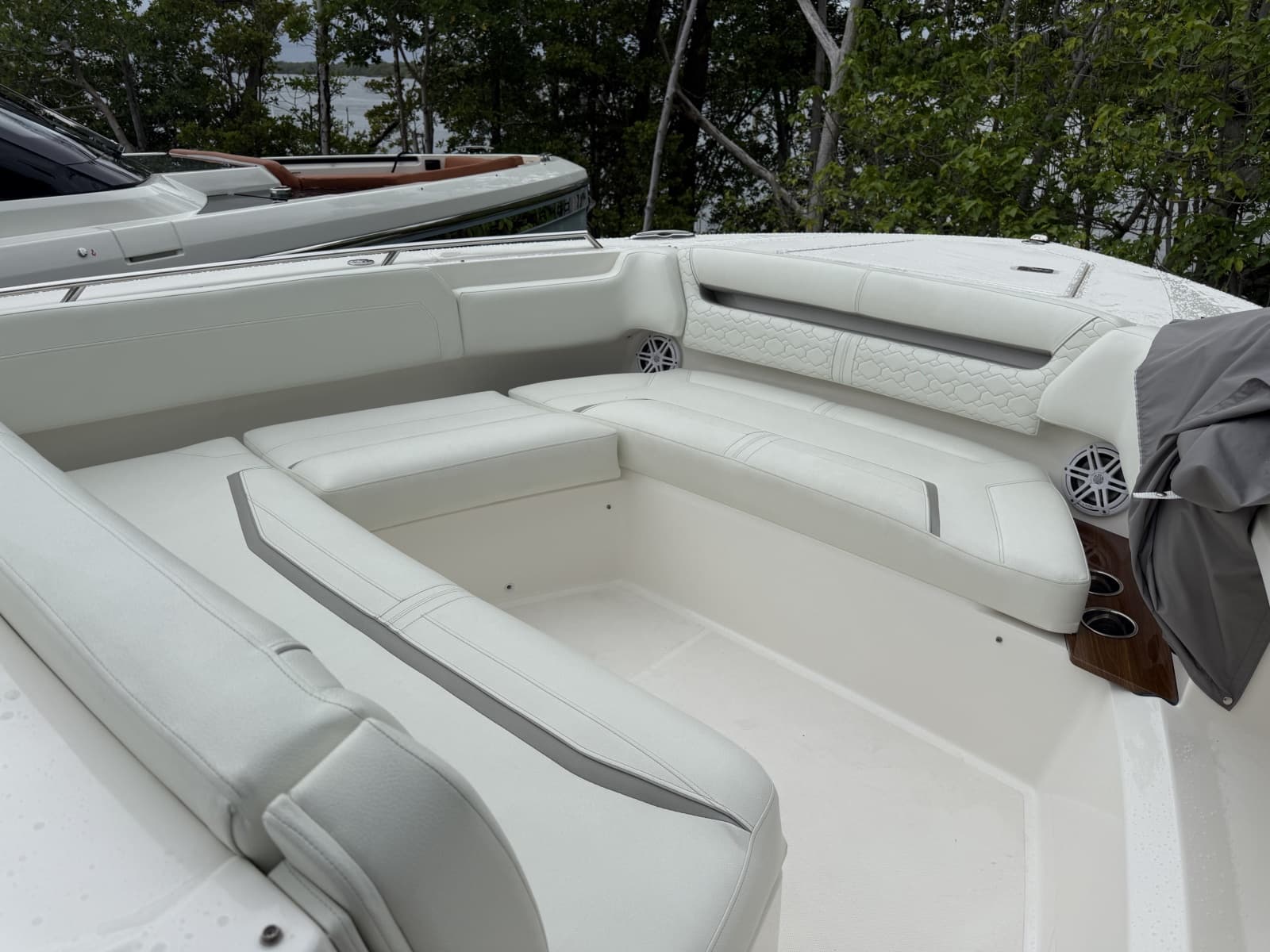 2025 Tiara Yachts 38LS