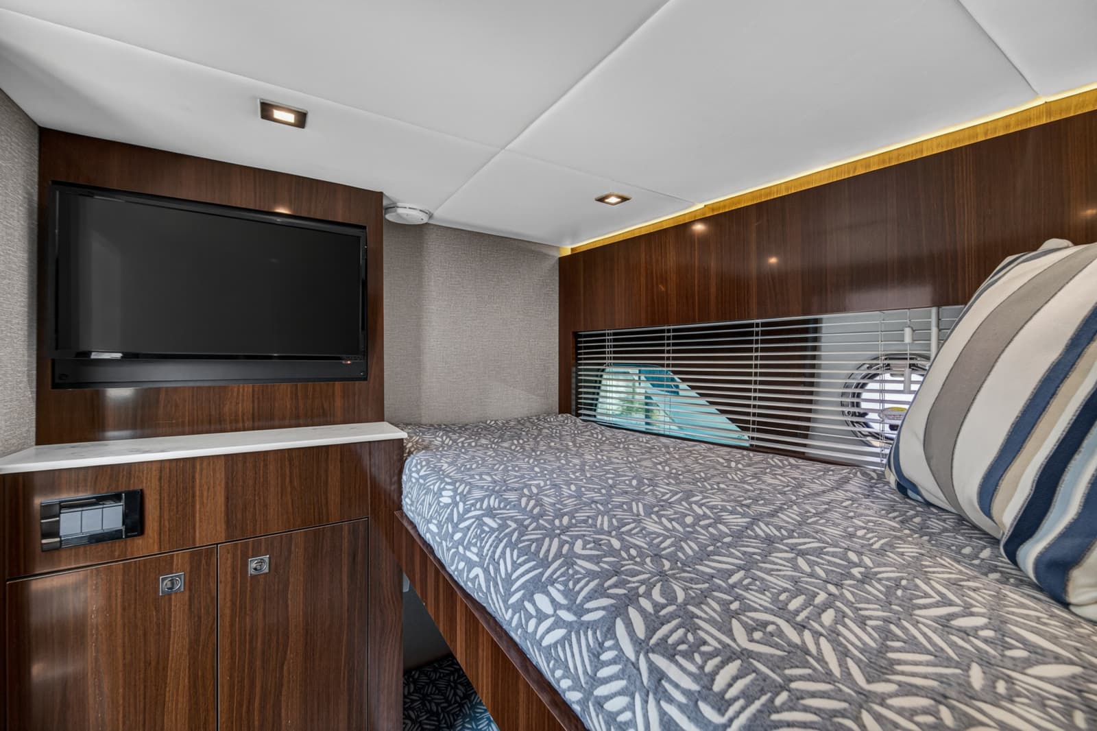 2023 Cruisers Yachts 50 CANTIUS