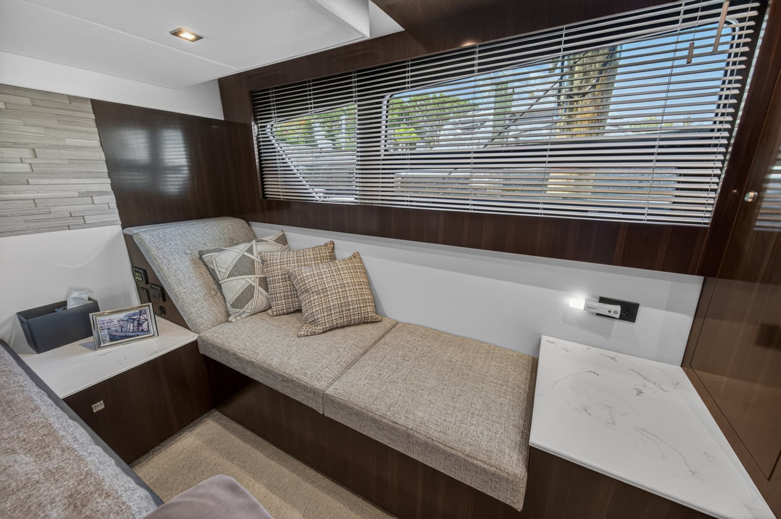 2023 Cruisers Yachts 50 CANTIUS
