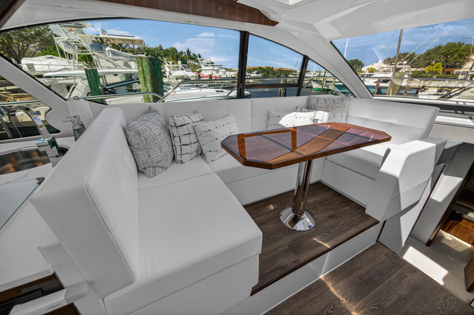 2023 Cruisers Yachts 50 CANTIUS