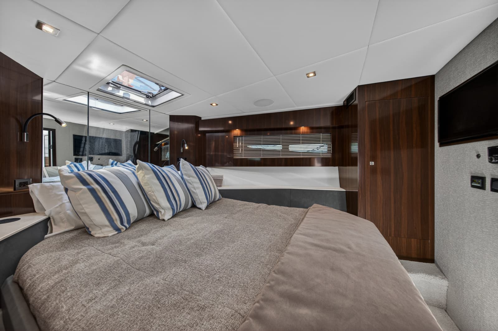 2023 Cruisers Yachts 50 CANTIUS