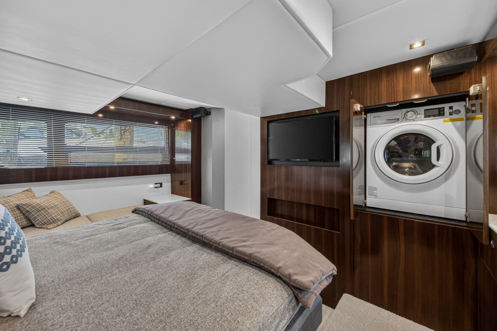 2023 Cruisers Yachts 50 CANTIUS