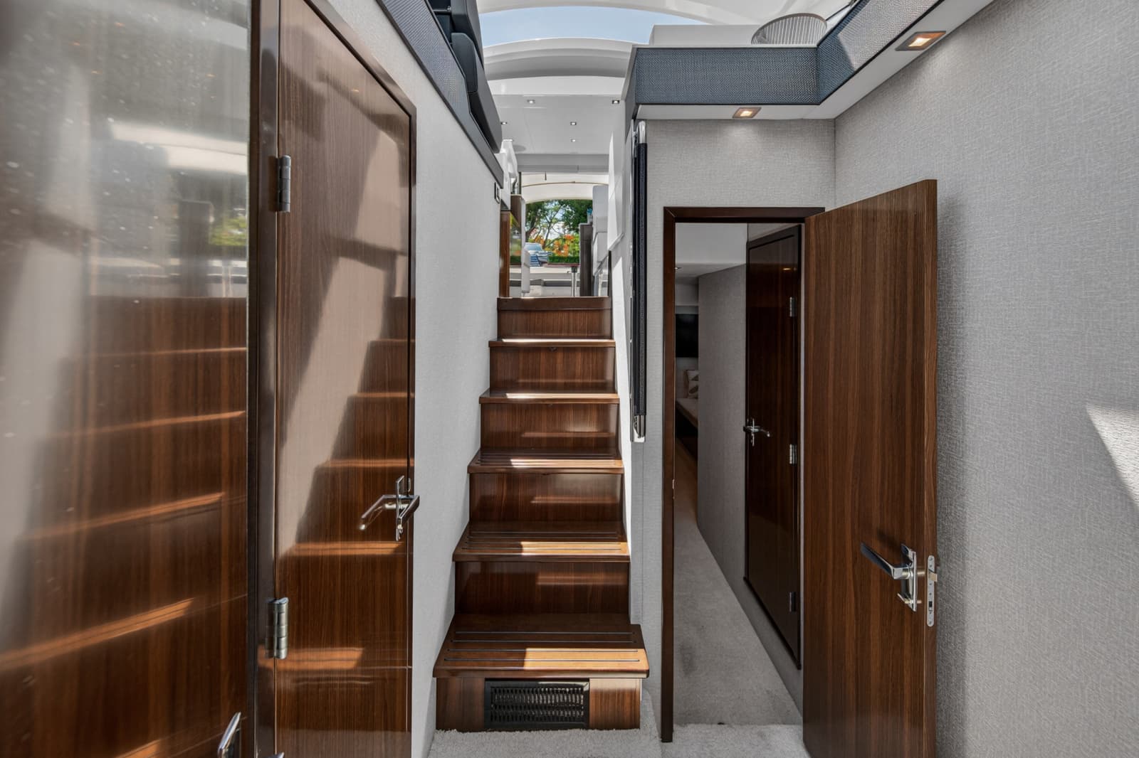 2023 Cruisers Yachts 50 CANTIUS