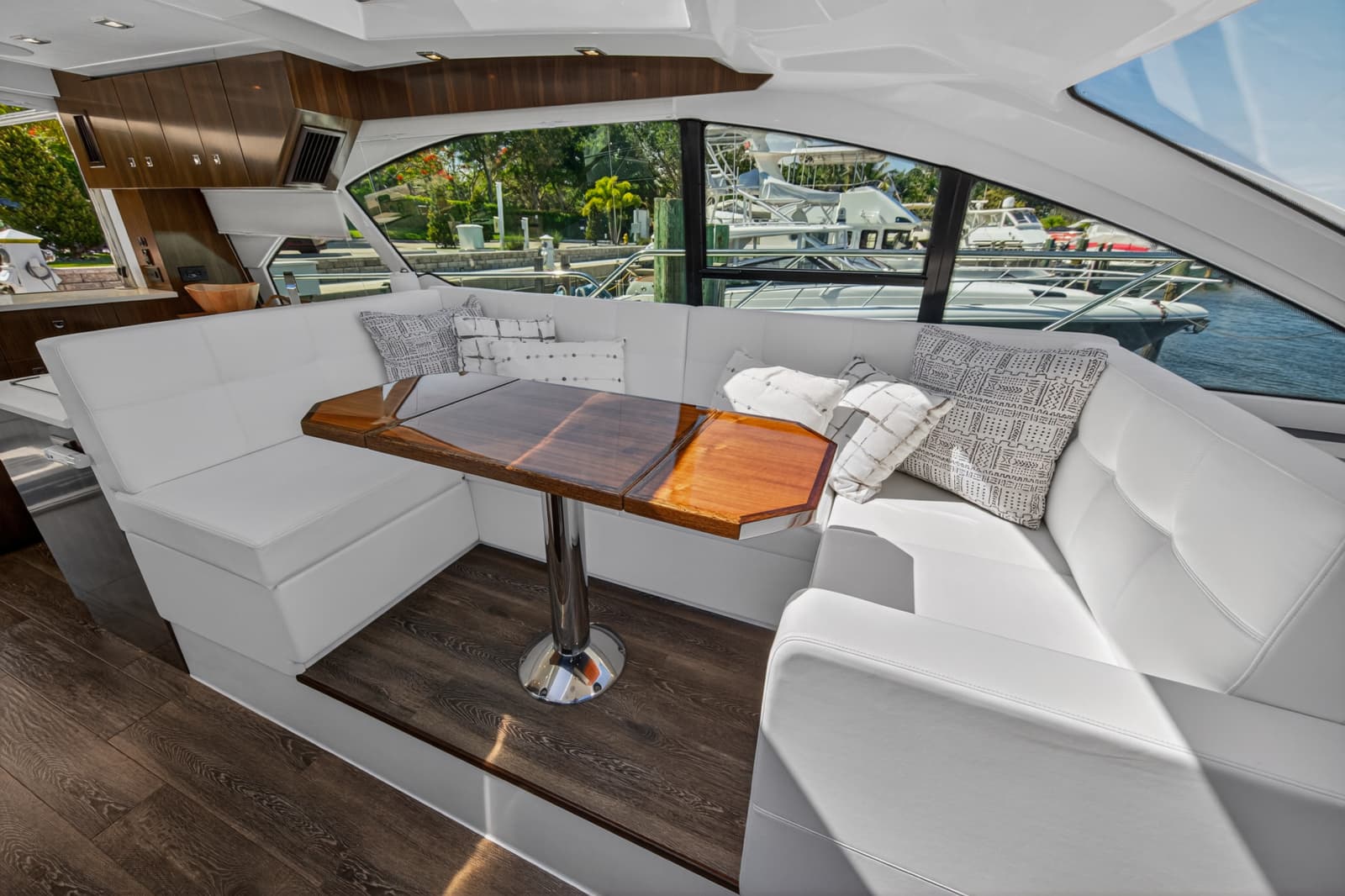 2023 Cruisers Yachts 50 CANTIUS